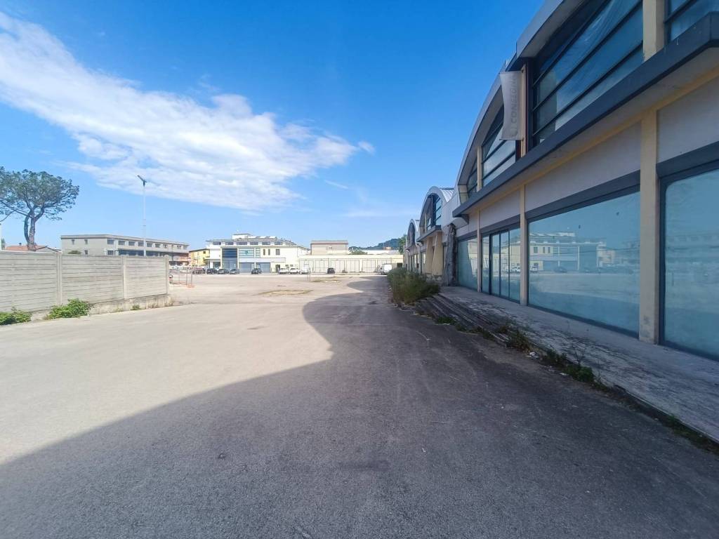 locale commerciale in vendita a Pescara
