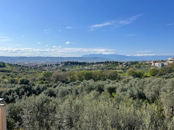 casa indipendente in vendita a Pescara in zona Ospedale