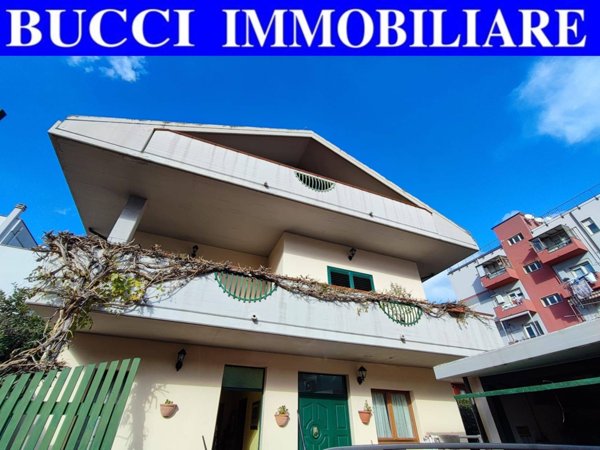 casa indipendente in vendita a Pescara in zona Ospedale