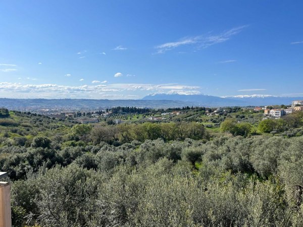 casa indipendente in vendita a Pescara in zona Colle Marino