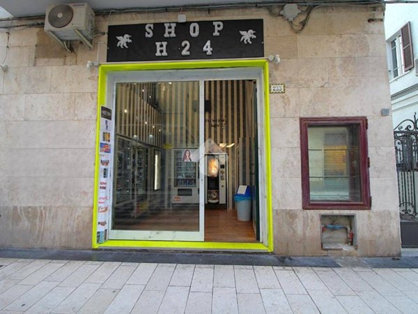 negozio in vendita a Pescara in zona Centro Città