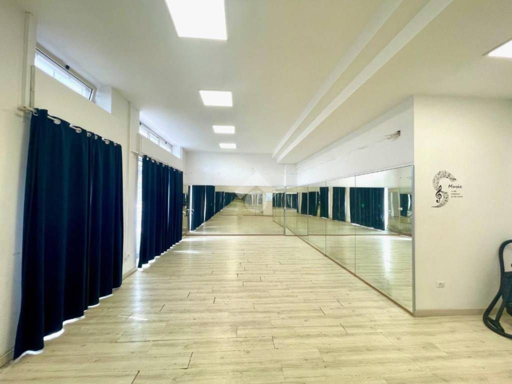 negozio in vendita a Pescara in zona Porta Nuova