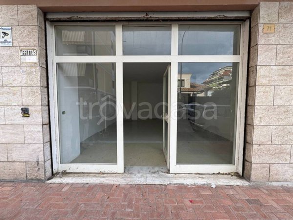 negozio in vendita a Pescara in zona Duca degli Abruzzi
