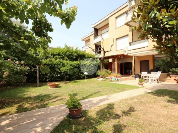 casa indipendente in vendita a Pescara in zona Ospedale