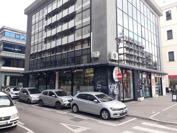 locale commerciale in vendita a Pescara in zona Centro Città