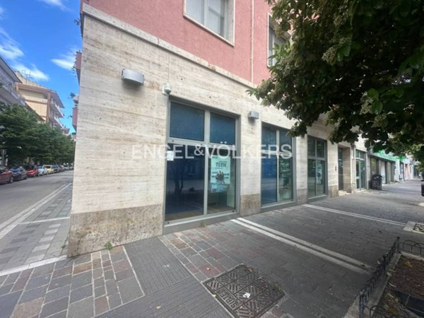 negozio in vendita a Pescara in zona Centro Città