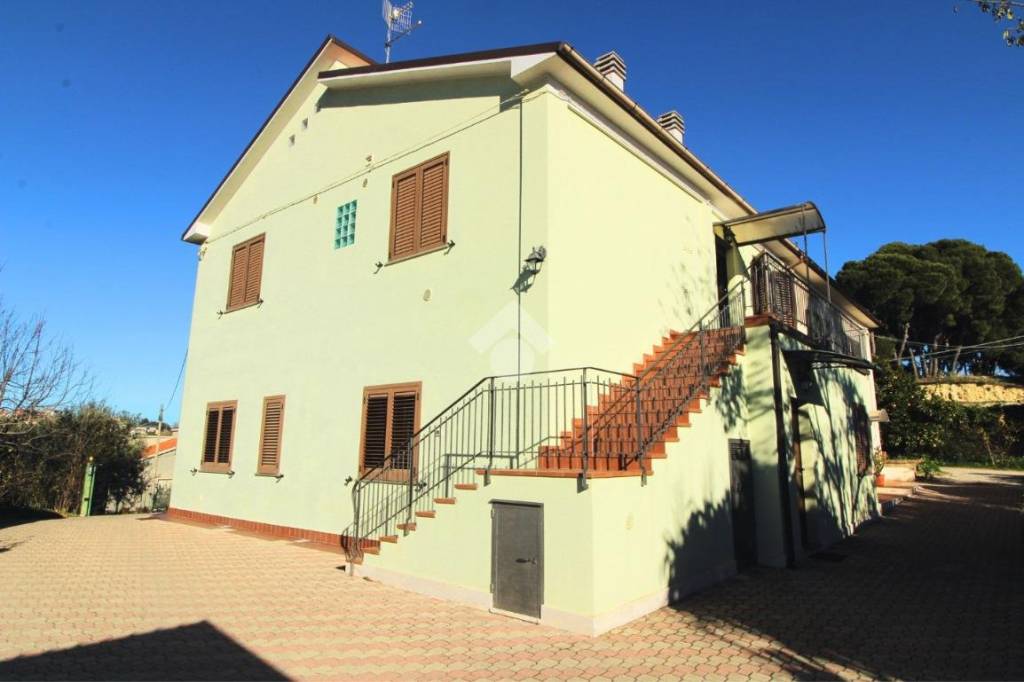 casa indipendente in vendita a Pescara in zona Colle Innamorati
