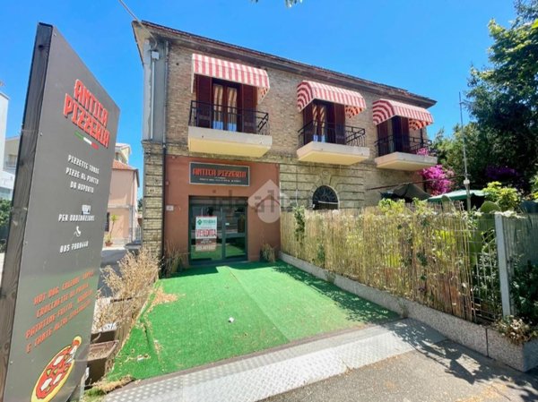 negozio in vendita a Pescara in zona Castellammare