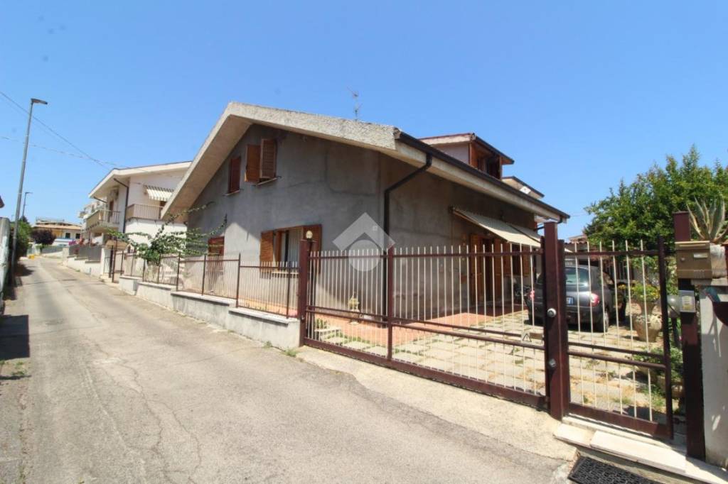 casa indipendente in vendita a Pescara in zona Ospedale