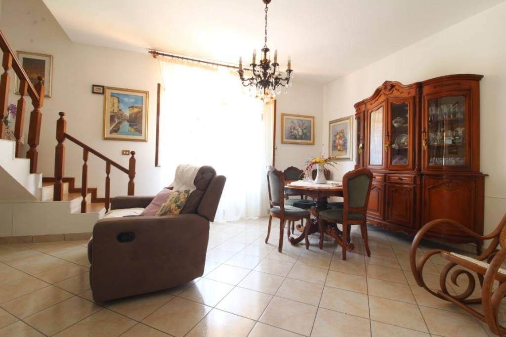 casa indipendente in vendita a Pescara in zona Ospedale