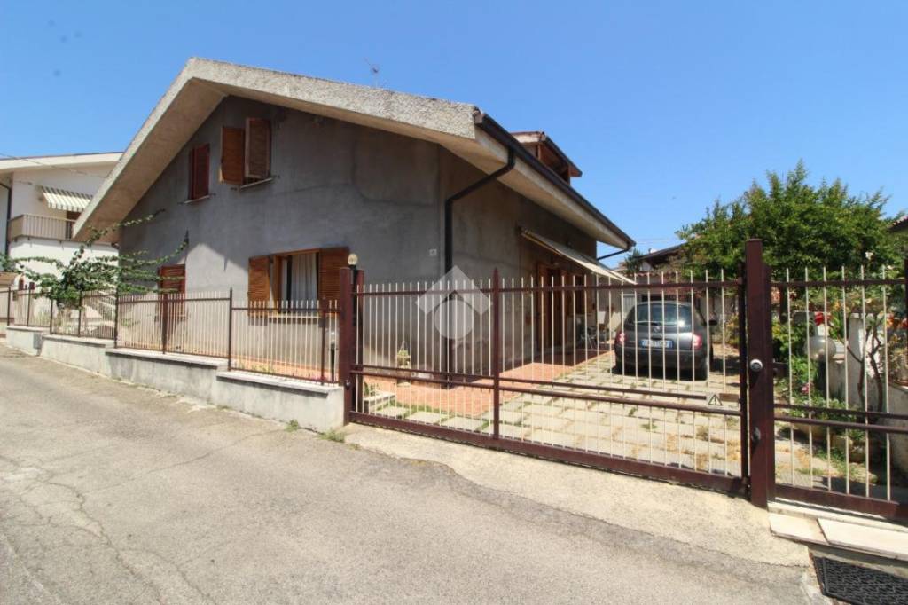 casa indipendente in vendita a Pescara in zona Ospedale