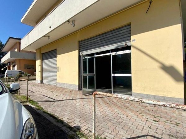 locale commerciale in vendita a Pescara