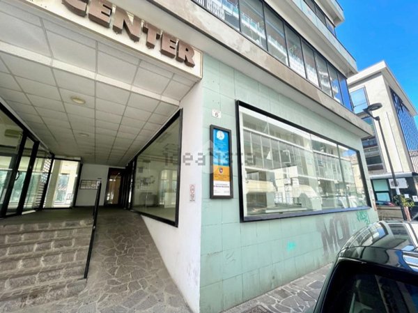 negozio in vendita a Pescara in zona Centro Città