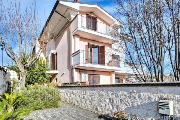 casa indipendente in vendita a Pescara in zona Ospedale