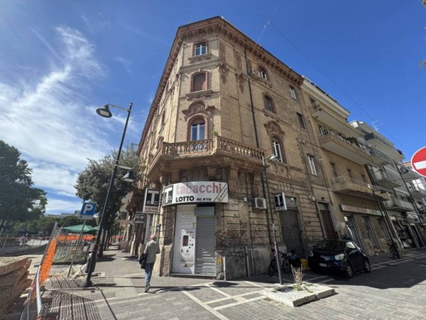 negozio in vendita a Pescara in zona Centro Città