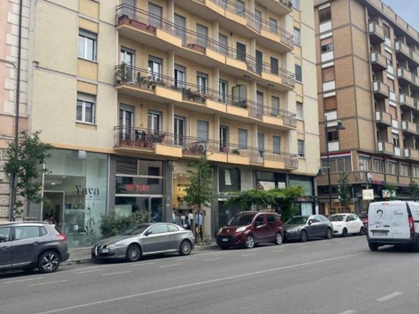 negozio in vendita a Pescara in zona Centro Città