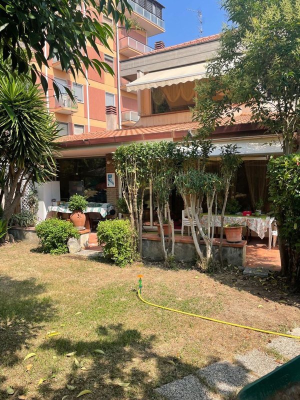casa indipendente in vendita a Pescara in zona Pineta