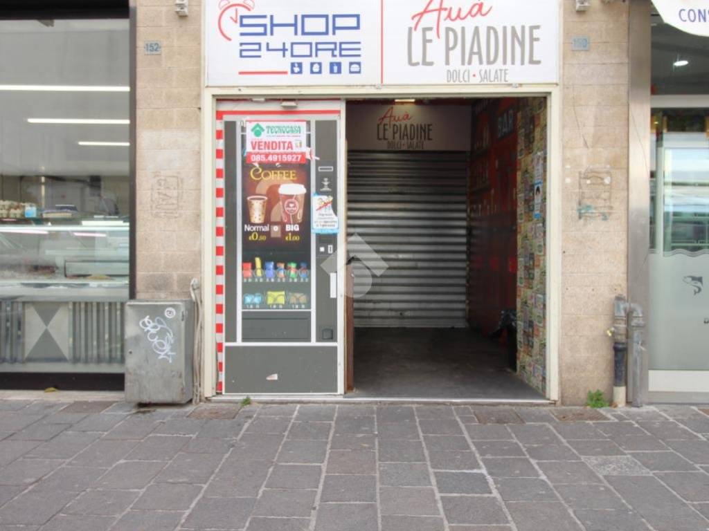 negozio in vendita a Pescara in zona Centro Città