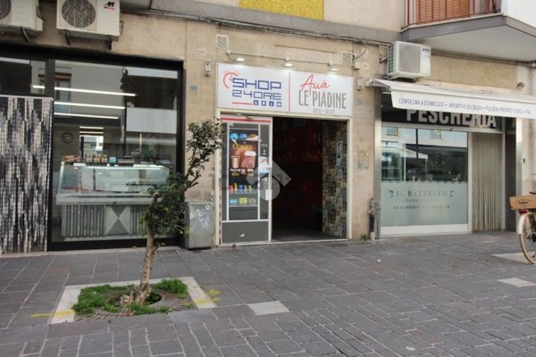 negozio in vendita a Pescara in zona Centro Città