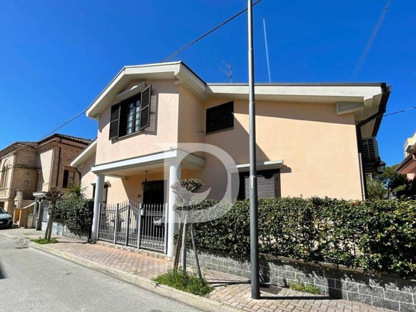 casa indipendente in vendita a Pescara in zona Centro Città