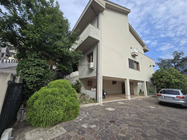 casa indipendente in vendita a Pescara in zona Ospedale