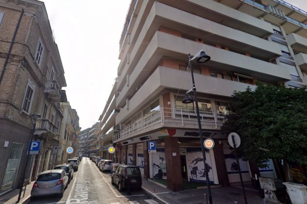 negozio in vendita a Pescara in zona Centro Città