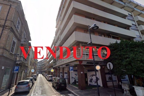 negozio in vendita a Pescara in zona Centro Città