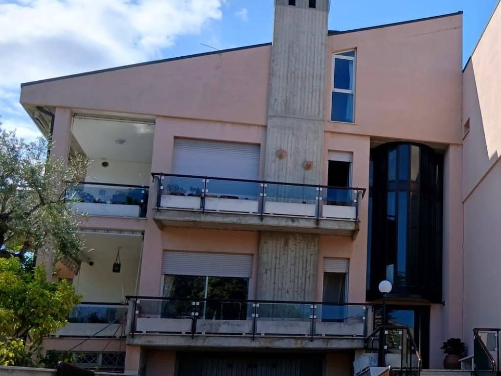 casa indipendente in vendita a Pescara in zona Ospedale