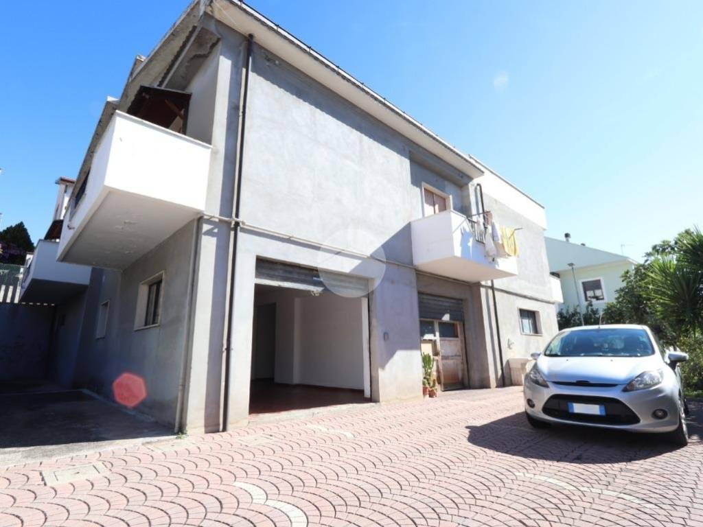 casa indipendente in vendita a Pescara in zona Colle Scorrano