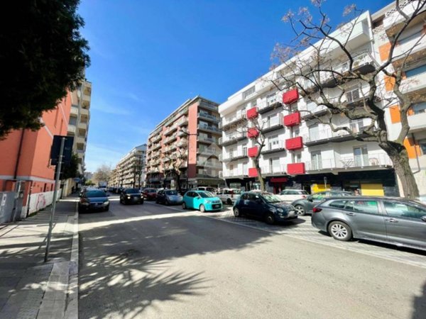 negozio in vendita a Pescara in zona Porta Nuova