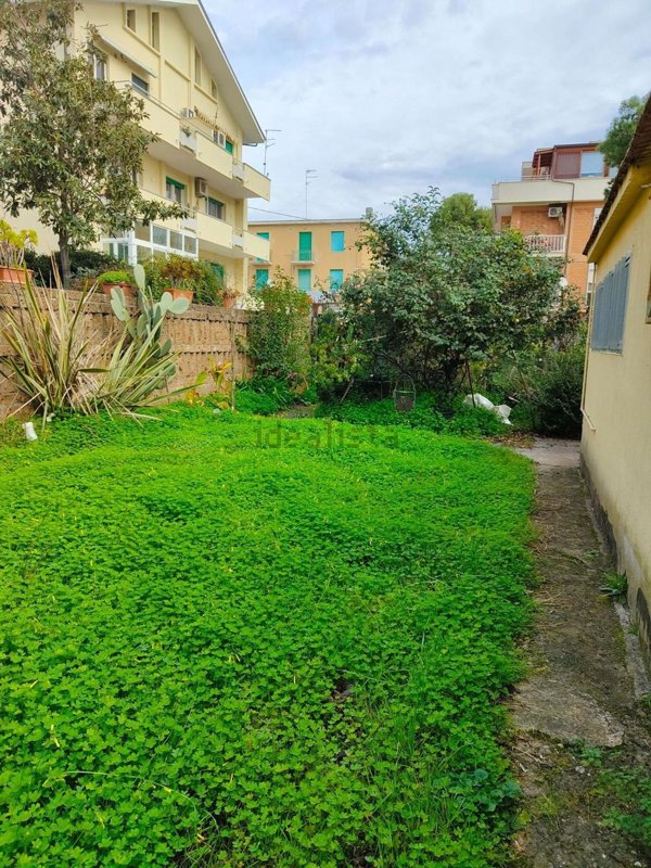 casa indipendente in vendita a Pescara in zona Kennedy