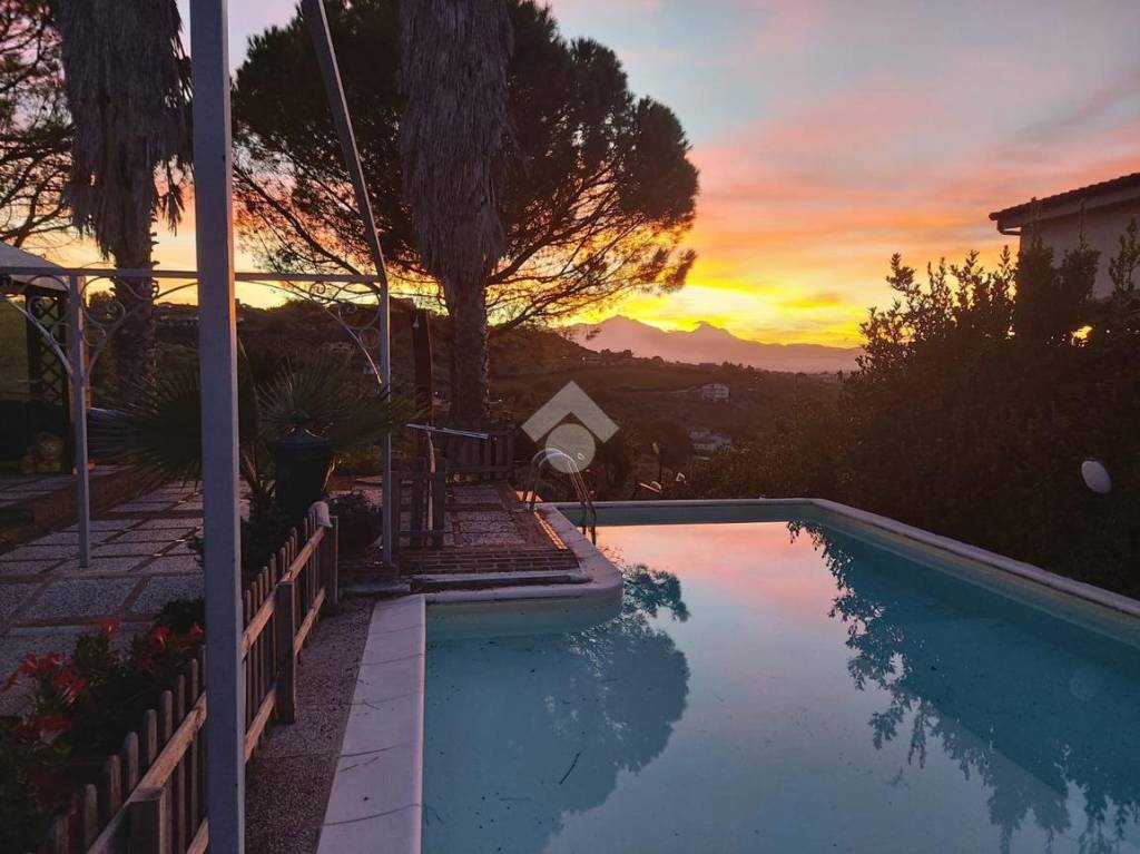 casa indipendente in vendita a Pescara in zona Colle Scorrano