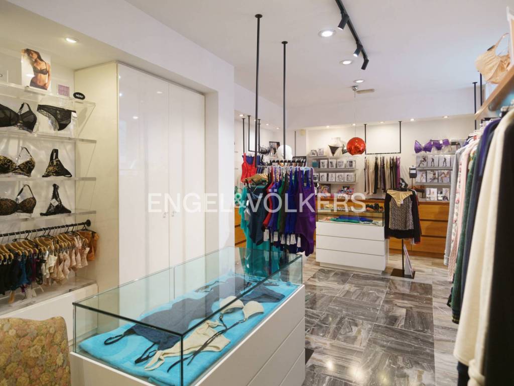 negozio in vendita a Pescara in zona Centro Città