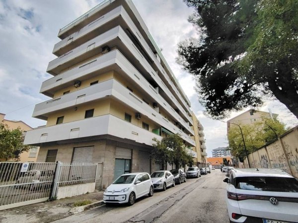 negozio in vendita a Pescara in zona Stadio