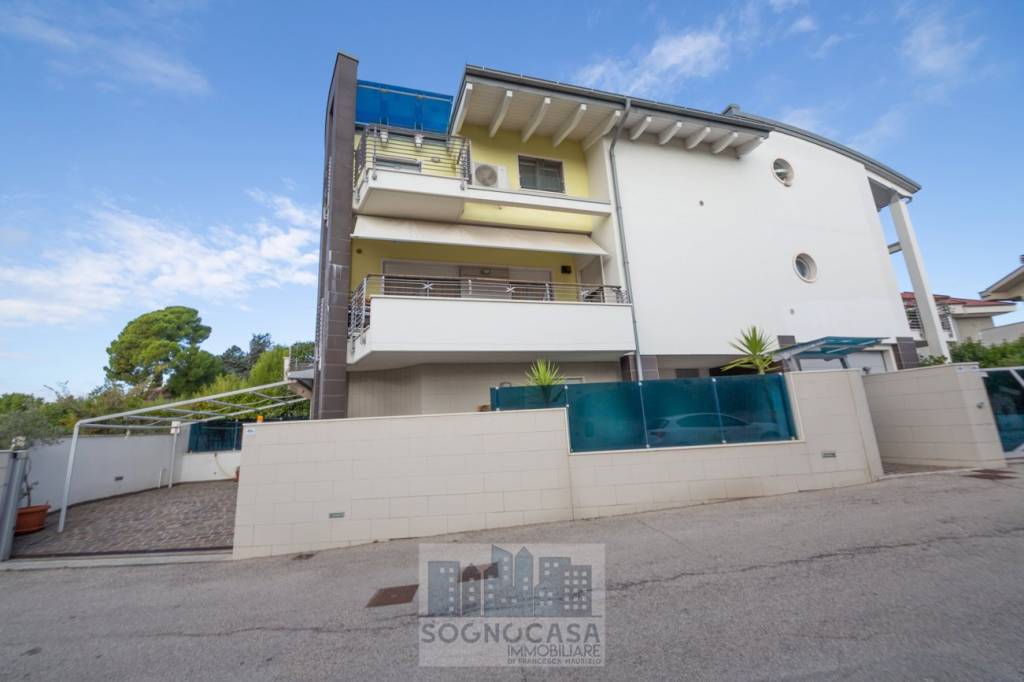 casa indipendente in vendita a Pescara in zona Colle Innamorati