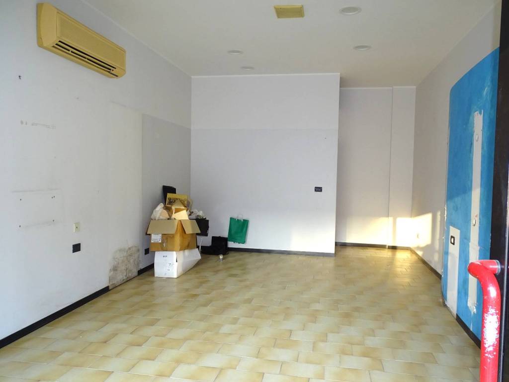 negozio in vendita a Pescara in zona Stadio