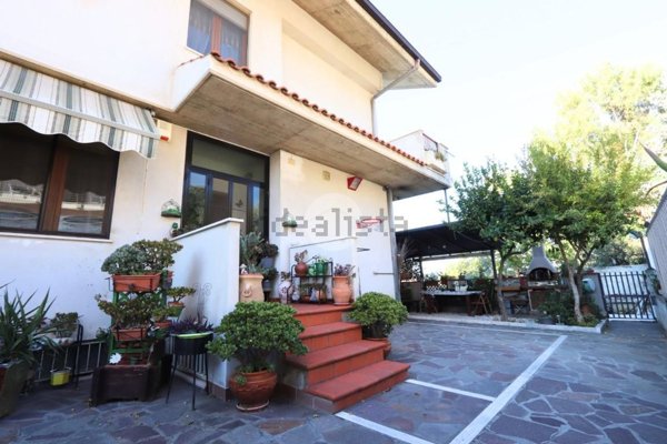casa indipendente in vendita a Pescara in zona Colle Scorrano