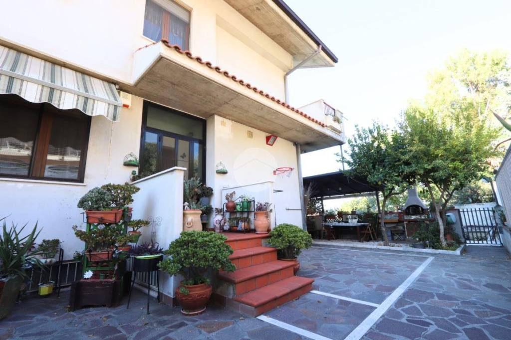 casa indipendente in vendita a Pescara in zona Colle Scorrano