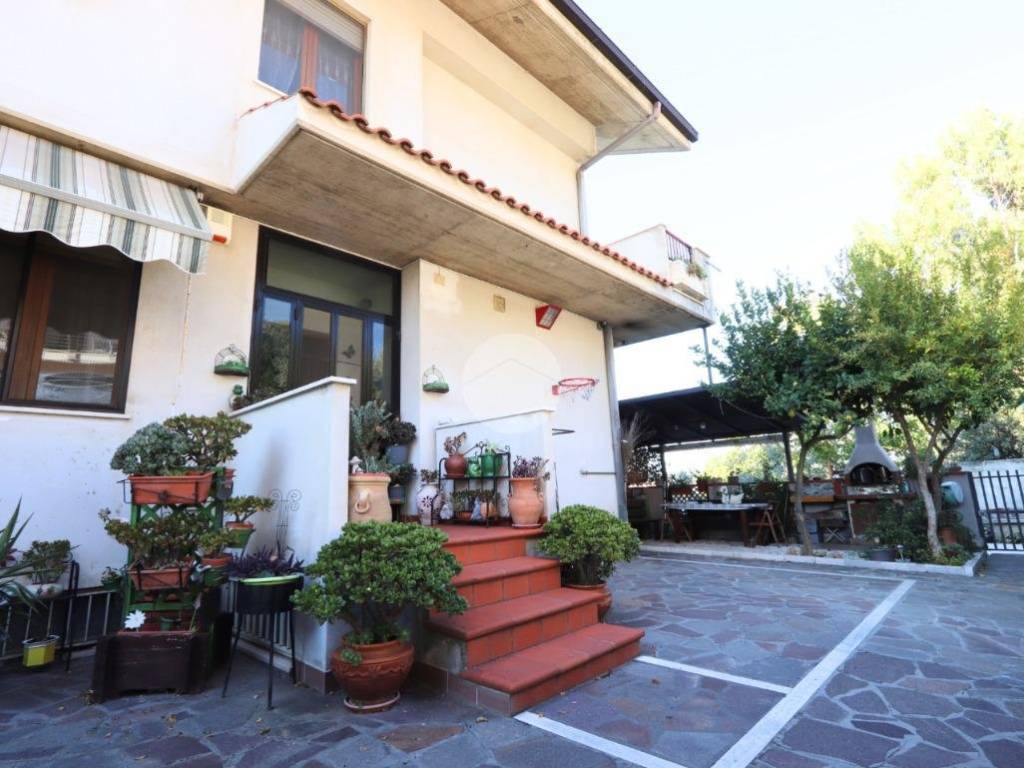 casa indipendente in vendita a Pescara in zona Colle Scorrano