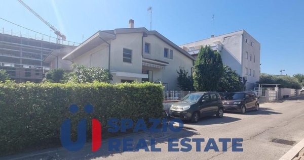 casa indipendente in vendita a Pescara in zona Ospedale