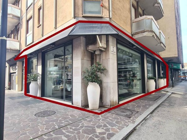 negozio in vendita a Pescara
