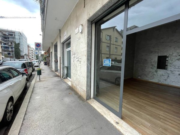 negozio in vendita a Pescara in zona Stadio