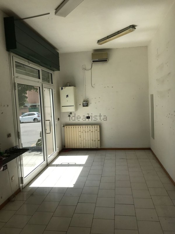 locale commerciale in vendita a Pescara in zona Ospedale