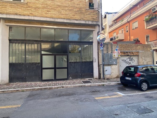 locale commerciale in vendita a Pescara in zona Centro Città