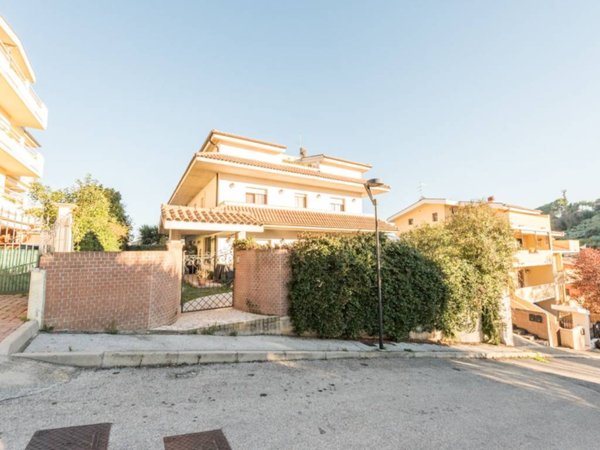 casa indipendente in vendita a Pescara in zona Ospedale