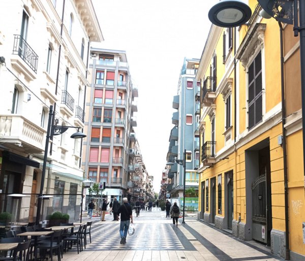 negozio in vendita a Pescara in zona Centro Città