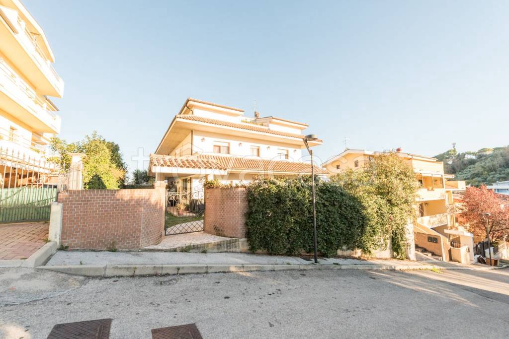 casa indipendente in vendita a Pescara in zona Colle Scorrano