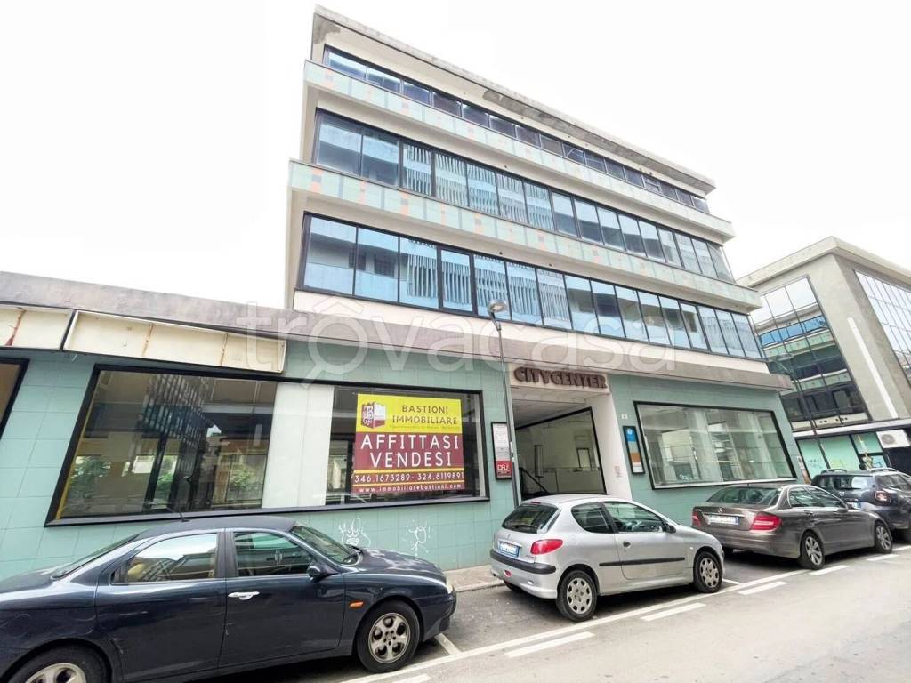 negozio in vendita a Pescara in zona Centro Città