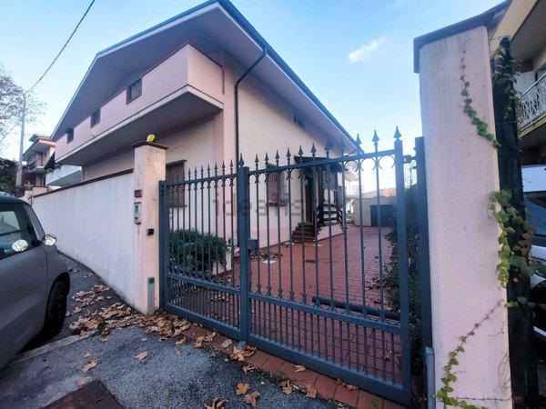 casa indipendente in vendita a Pescara