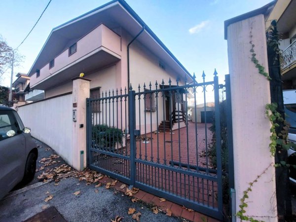 casa indipendente in vendita a Pescara